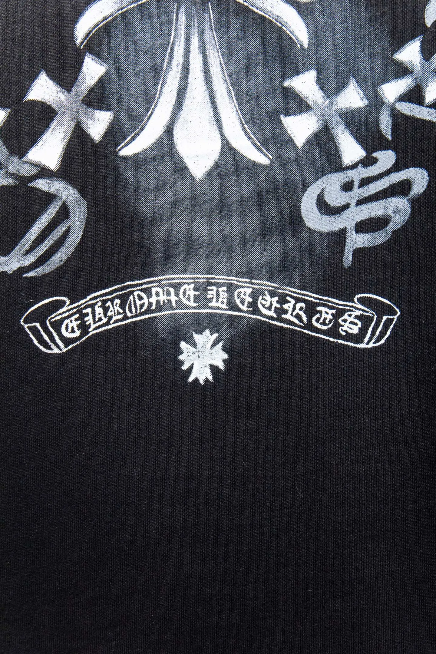 🅿️180 Style No.: 7058# Chrome hearts• 25ss ⚠YB custom-woven and custom-dyed fabric, color, printing, version, accessories. The fabric is woven by imported machines. The uniqueness of the cloth texture creates a perfect ready-made effect. The fabric is made of 260-gram clean cloth with 320-gram 1*1 rib. 4-color environmentally friendly custom-dyed fabric, and the threads are in the same cylinder without color difference.  Gradient graffiti on garments, hand-made graffiti technology on garments, the details of the collar, pockets, cuffs, and front and rear threads are clearly visible. The printing uses Japanese BROTHER white ink digital direct-injection garment printing. This model is a global limited edition. In order to present a product like a work of art, after a long period of repeated determination of details, a very high-standard garment is presented. The front chest is made of direct-injection printing environmentally friendly glue material, using a mechanized printing process. Mechanical printing has high precision, the positioning accuracy can reach ±0.02mm, and the quality is stable.   The body is treated with graffiti elements, which greatly increases the interest of the clothing; it has a unique visual effect. The special washing effect creates a unique aged effect.  Croix Heart Short Sleeve must be the first short-sleeved piece in spring and summer that blurs the boundaries of unisex style. It has a classic dropped shoulder oversize version and a loose and casual upper body.  Color: Black White Size: S M L XL